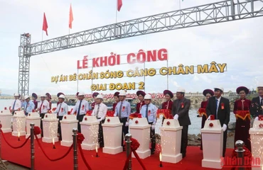 Các đại biểu thực hiện nghi thức khởi công xây dựng công trình đê chắn sóng cảng Chân Mây giai đoạn 2. 
