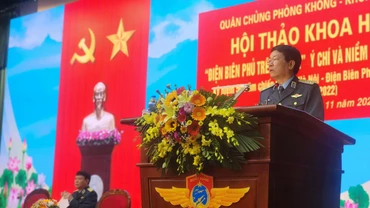 Trung tướng Vũ Văn Kha, Quyền Tư lệnh Quân chủng Phòng không-Không quân phát biểu tại Hội thảo. (Ảnh: SƠN BÁCH)