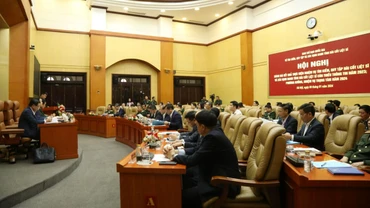 Đại diện các Bộ, Ban, ngành Trung ương và tham dự và tham luận tại hội nghị về các giải pháp thực hiện nhiệm vụ tìm kiếm, quy tập, xác định danh tính hài cốt liệt sĩ còn thiếu thông tin trong thời gian tới. (Ảnh: NGUYỄN BẰNG)