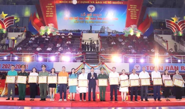 Ủy ban nhân dân tỉnh Quảng Ninh tặng Bằng khen cho các tập thể và cá nhân có thành tích xuất sắc trong công tác tổ chức và thi đấu.