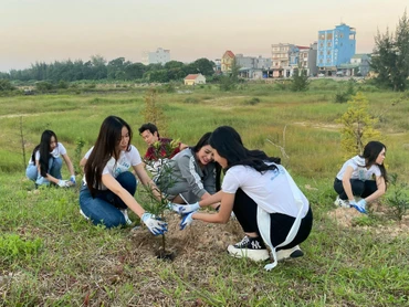 Các thí sinh Hoa hậu Biển đảo Việt Nam năm 2022 đã cùng cán bộ, chiến sĩ và nhân dân huyện đảo Cô Tô dọn vệ sinh môi trường tại khu vực bãi biển.