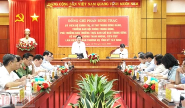 Đồng chí Phan Đình Trạc, Ủy viên Bộ Chính trị, Bí thư Trung ương Đảng, Trưởng Ban Nội chính Trung ương, Phó trưởng Ban chỉ đạo Trung ương về phòng, chống tham nhũng, tiêu cực kết luận buổi làm việc.