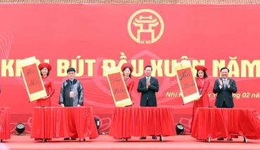 Chủ tịch nước Võ Văn Thưởng và các đại biểu thực hiện nghi lễ khai bút đầu xuân năm 2024 tại Khu lưu niệm Anh hùng dân tộc, Danh nhân văn hóa thế giới Nguyễn Trãi. (Ảnh: TTXVN) 