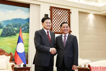 Tổng Bí thư, Chủ tịch nước Lào Thongloun Sisoulith tiếp đồng chí Trần Cẩm Tú, Ủy viên Bộ Chính trị, Bí thư Trung ương Đảng, Chủ nhiệm Ủy ban Kiểm tra Trung ương Đảng Cộng sản Việt Nam. (Ảnh: Trịnh Dũng)