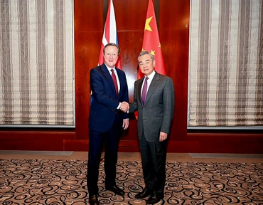 Bộ trưởng Ngoại giao Trung Quốc Vương Nghị (phải) bắt tay Ngoại trưởng Anh David Cameron trong cuộc gặp bên lề Hội nghị An ninh Munich, ngày 16/2/2024. (Nguồn: China Daily)