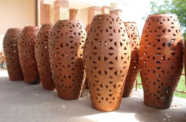 Đèn gốm trang trí của hợp tác xã gốm Chăm Bàu Trúc. (Ảnh TTXVN)