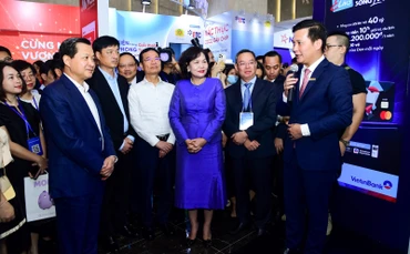 Đại diện VietinBank giới thiệu về các sản phẩm công nghệ mới tại sự kiện Ngày Chuyển đổi số ngành Ngân hàng năm 2023.