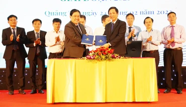 Lãnh đạo Ủy ban nhân dân tỉnh Quảng Trị và lãnh đạo Saigontourist Group ký kết bản thỏa thuận hợp tác phát triển du lịch giai đoạn 2023-2025. 