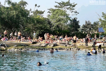 Thị trấn du lịch Vang Vieng với nhiều hoạt động du lịch khám phá thu hút đông đảo du khách nước ngoài. (Ảnh: Trịnh Dũng)