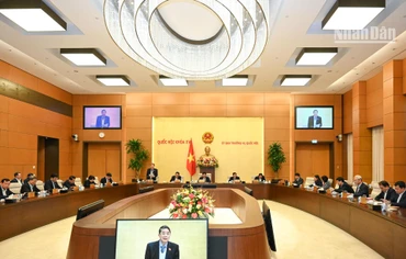 Phiên họp Ủy ban Thường vụ Quốc hội xem xét, thông qua dự thảo Nghị quyết về mức thuế bảo vệ môi trường đối với xăng, dầu, mỡ nhờn để áp dụng trong năm 2023. (Ảnh Duy Linh) 