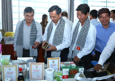Đại biểu tỉnh Ninh Bình, Bạc Liêu, Cà Mau thăm quan sản phẩm OCOP của tỉnh Ninh Bình. (Ảnh: Anh Tuấn)