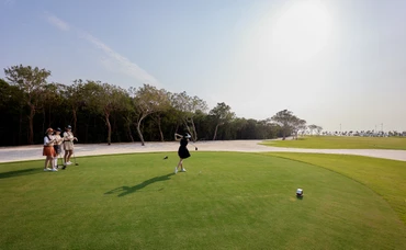 Khán giả được theo dõi những cú đánh bóng điệu nghệ tại hai sân golf đẳng cấp hàng đầu.