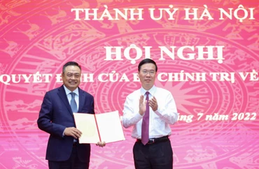 Đồng chí Võ Văn Thưởng trao quyết định cho đồng chí Trần Sỹ Thanh.