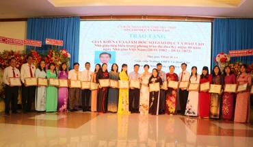 Các cán bộ quản lý, nhà giáo tiêu biểu được biểu dương, khen thưởng.