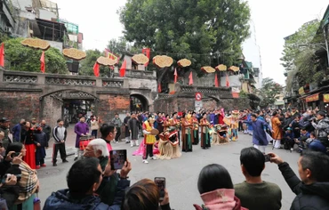 Đoàn rước lễ qua Ô Quan Chưởng. 