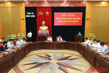 Đồng chí Lê Quốc Minh, Ủy viên Trung ương Đảng, Tổng Biên tập Báo Nhân Dân, Phó trưởng Ban Tuyên giáo Trung ương, Chủ tịch Hội Nhà báo Việt Nam và đoàn công tác Báo Nhân Dân làm việc tại tỉnh Ninh Bình. (Ảnh: THÀNH ĐẠT)
