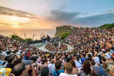 Du khách xem biểu diễn múa truyền thống Kecak tại đền Uluwatu, Bali. (Ảnh: TheJakartaPost)