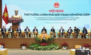 Thủ tướng Phạm Minh Chính và lãnh đạo các bộ, ban ngành đối thoại với nông dân.