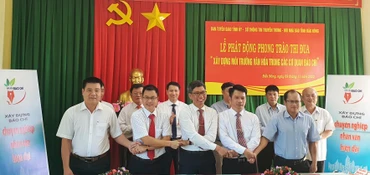 Các cơ quan, đơn vị báo chí Trung ương và địa phương tại Đắk Nông ký cam kết thi đua “Xây dựng môi trường văn hóa trong các cơ quan báo chí”.