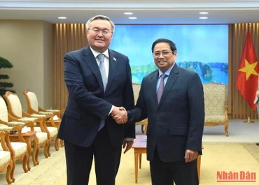 Thủ tướng Phạm Minh Chính đón Phó Thủ tướng, Bộ trưởng Ngoại giao Kazakhstan Mukhtar Tileuberdi. (Ảnh: TRẦN HẢI)
