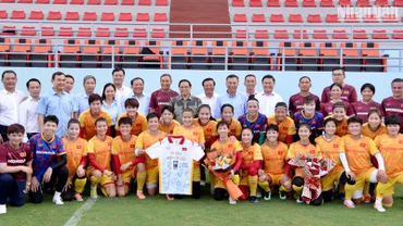 Thủ tướng Phạm Minh Chính chụp ảnh lưu niệm với toàn thể Đội tuyển bóng đá nữ Việt Nam. 