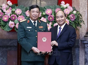 Chủ tịch nước Nguyễn Xuân Phúc, Thống lĩnh các lực lượng vũ trang nhân dân, Chủ tịch Hội đồng Quốc phòng và An ninh trao Quyết định thăng quân hàm từ Trung tướng lên Thượng tướng đối với đồng chí Huỳnh Chiến Thắng, Uỷ viên Trung ưởng Đảng, Phó Tổng Tham mưu trưởng Quân đội nhân dân Việt Nam. (Ảnh: TTXVN)