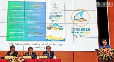 Phó Giám đốc Văn hóa, Thể thao và Du lịch Bình Thuận thông tin về Năm Du lịch quốc gia 2023: Bình Thuận - Hội tụ xanh. (Ảnh: T.LINH)