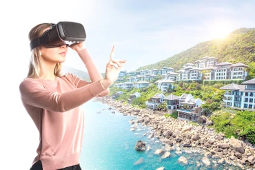 Bạn sẽ được du ngoạn qua các căn phòng của InterContinental Danang Peninsula Resort, dạo bước bên các bể bơi vô cực sang trọng.