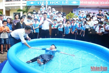 Một lớp dạy bơi miễn phí của Câu lạc bộ Vì đàn em thân yêu huyện Cư M’gar tại xã Quảng Hiệp.