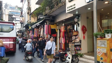 Du khách trong khu phố cổ Hà Nội. (Ảnh: T.LINH) 