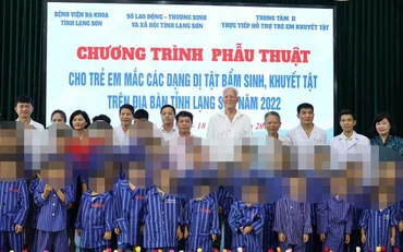 Đại diện lãnh đạo các sở, ban, ngành của tỉnh Lạng Sơn cùng các trẻ em khuyết tật.