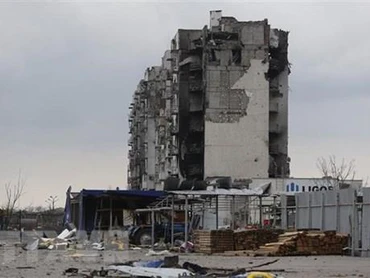 Tòa nhà bị hư hại do xung đột tại Mariupol, Ukraine. (Ảnh: THX/TTXVN)