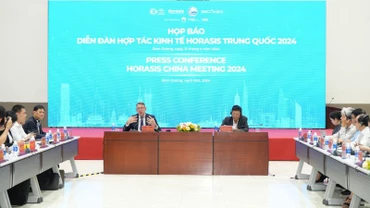 Phó Chủ tịch Thường trực Ủy ban nhân dân tỉnh Bình Dương Mai Hùng Dũng và Tiến sĩ Frank-Jürgen Richter, Chủ tịch Tổ chức Horasis chủ trì họp báo.