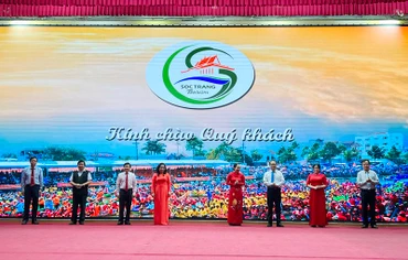 Lãnh đạo tỉnh Sóc Trăng và các đại biểu kích hoạt "Ứng dụng phần mềm du lịch thông minh tỉnh Sóc Trăng".