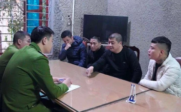 Các đối tượng tại cơ quan công an.