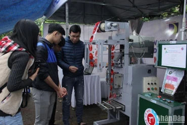 Nhiều sản phẩm nghiên cứu khoa học thu hút học sinh, sinh viên tìm hiểu, trải nghiệm.