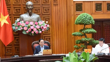 Thủ tướng Phạm Minh Chính chủ trì cuộc họp với các bộ, ngành về triển khai dự án tuyến đường sắt khổ tiêu chuẩn Lào Cai-Hà Nội-Hải Phòng. 
