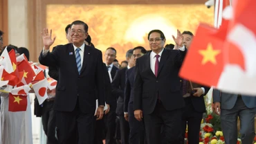 Thủ tướng Phạm Minh Chính và Thủ tướng Nhật Bản Ishiba Shigeru đến dự chứng kiến Lễ ký kết hợp tác và trao đổi văn kiện. 