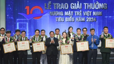 Thủ tướng Phạm Minh Chính, Bí thư Thứ nhất Trung ương Đoàn Bùi Quang Huy với các gương mặt trẻ Việt Nam tiêu biểu năm 2024 và gương mặt trẻ triển vọng năm 2024.