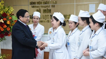 Thủ tướng Phạm Minh Chính với cán bộ, giảng viên, bác sĩ, y sĩ, nhân viên Bệnh viện Quân y 103 (Học viện Quân Y).