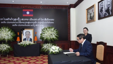 Thủ tướng Phạm Minh Chính ghi sổ tang chia buồn.