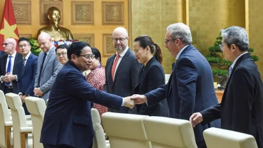Thủ tướng Phạm Minh Chính với đại diện các doanh nghiệp Hoa Kỳ.
