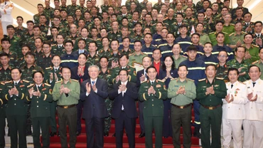 Thủ tướng Phạm Minh Chính với các đại biểu và lực lượng tham gia hỗ trợ Myanmar khắc phục hậu quả động đất.