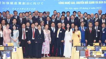 Thủ tướng Phạm Minh Chính và Thủ tướng Nhật Bản Ishiba Shigeru cùng các đại biểu dự Diễn đàn.