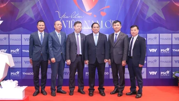 Thủ tướng Phạm Minh Chính với lãnh đạo Đài truyền hình Việt Nam.