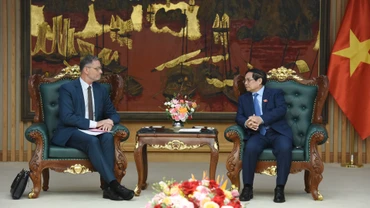 Thủ tướng Phạm Minh Chính tiếp Đại sứ Cộng hòa Pháp tại Việt Nam Olivier Brochet.