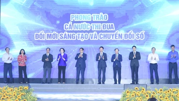 Thủ tướng Phạm Minh Chính và các đại biểu phát động Phong trào “Cả nước thi đua đổi mới sáng tạo và chuyển đổi số”.