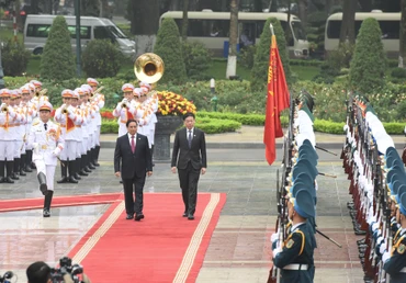 Thủ tướng Phạm Minh Chính và Thủ tướng nước Cộng hòa Singapore Lawrence Wong duyệt Đội danh dự Quân đội nhân dân Việt Nam. Ảnh: TRẦN HẢI