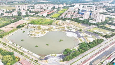 Công viên Long Biên, công trình vừa được cải tạo nâng cấp khang trang, sạch đẹp. (Ảnh MẠNH QUÂN)