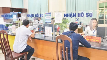 Công tác dân vận chính quyền đã giúp cho chất lượng phục vụ người dân, doanh nghiệp tại Hà Nội được tốt hơn. Trong ảnh: Cán bộ hướng dẫn người dân làm thủ tục hành chính tại bộ phận một cửa phường Trung Hòa, quận Cầu Giấy.